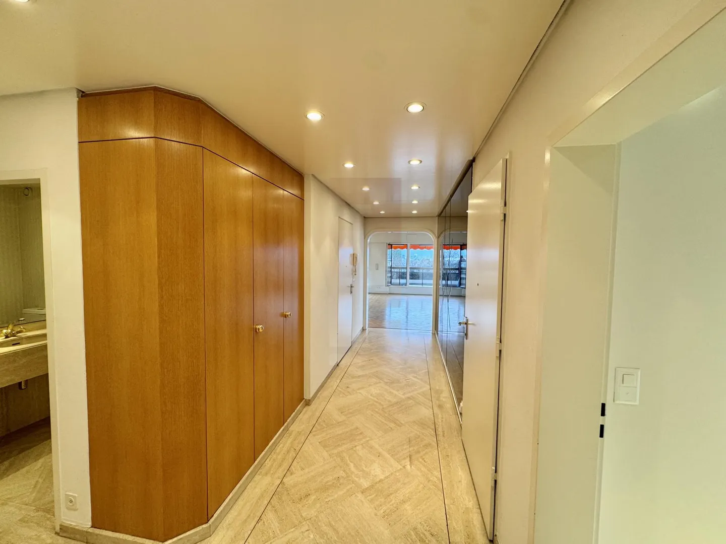 Schönes Penthouse mit Terrasse und 180-Grad-Blick - Foto 2 von 13