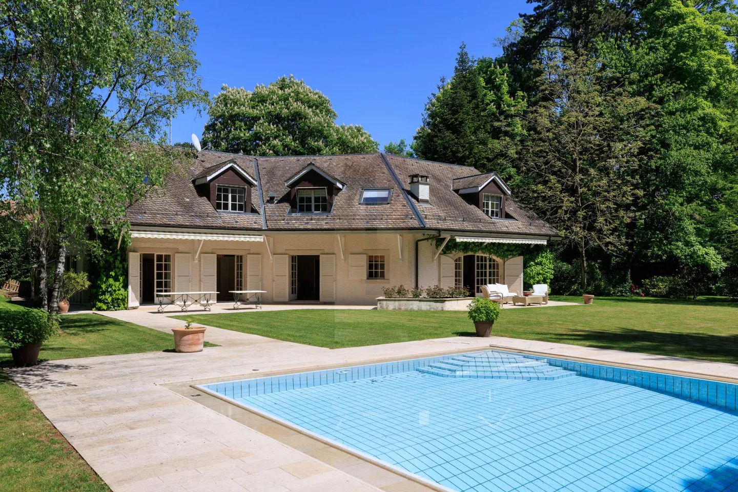 Sublime classic house on the edge of the Golf of Cologny - Photo 2 of 8