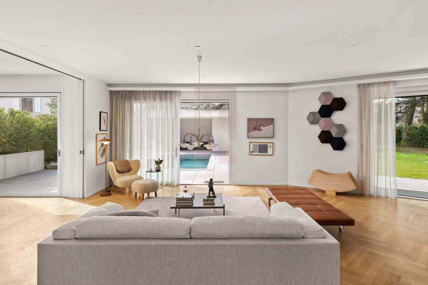 Villa contemporanea con piscina - Foto 5 di 13