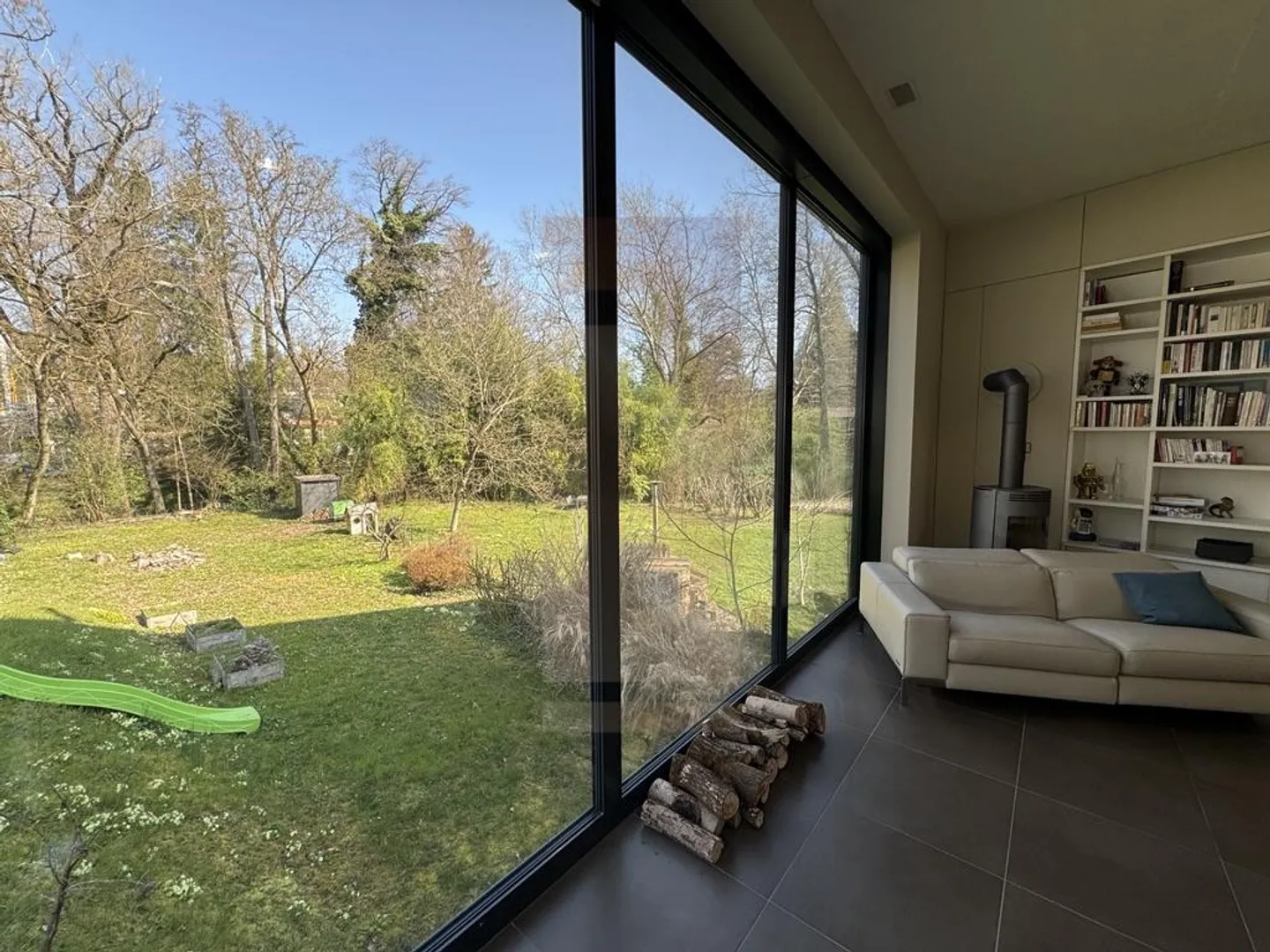 Belle villa familiale contemporaine avec jardin - Foto 7 di 13