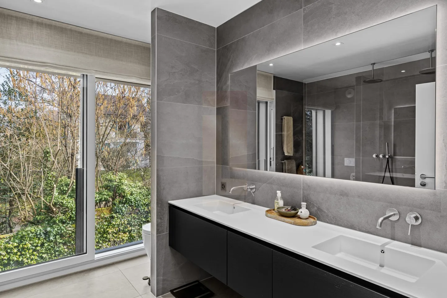 Villa contemporanea con piscina - Foto 7 di 13