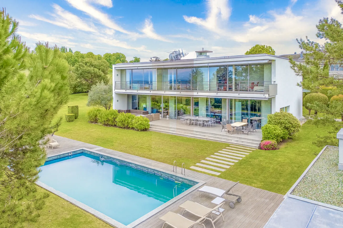 Architect-designed house in Cologny with pool and lake view - Photo 2 of 9
