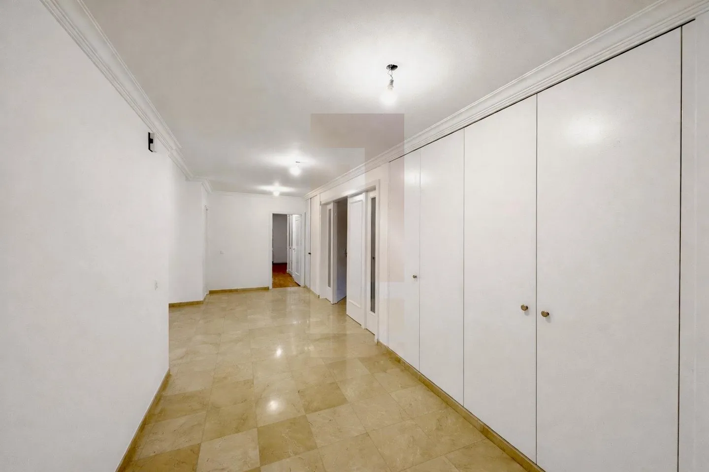 Superb apartment just steps from the city center - Photo 4 of 13