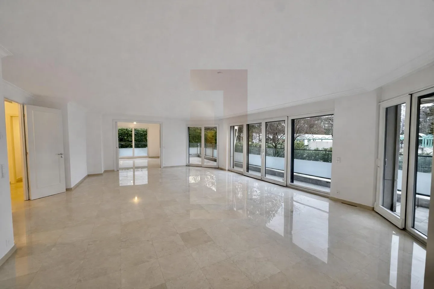 Superb apartment just steps from the city center - Photo 5 of 13