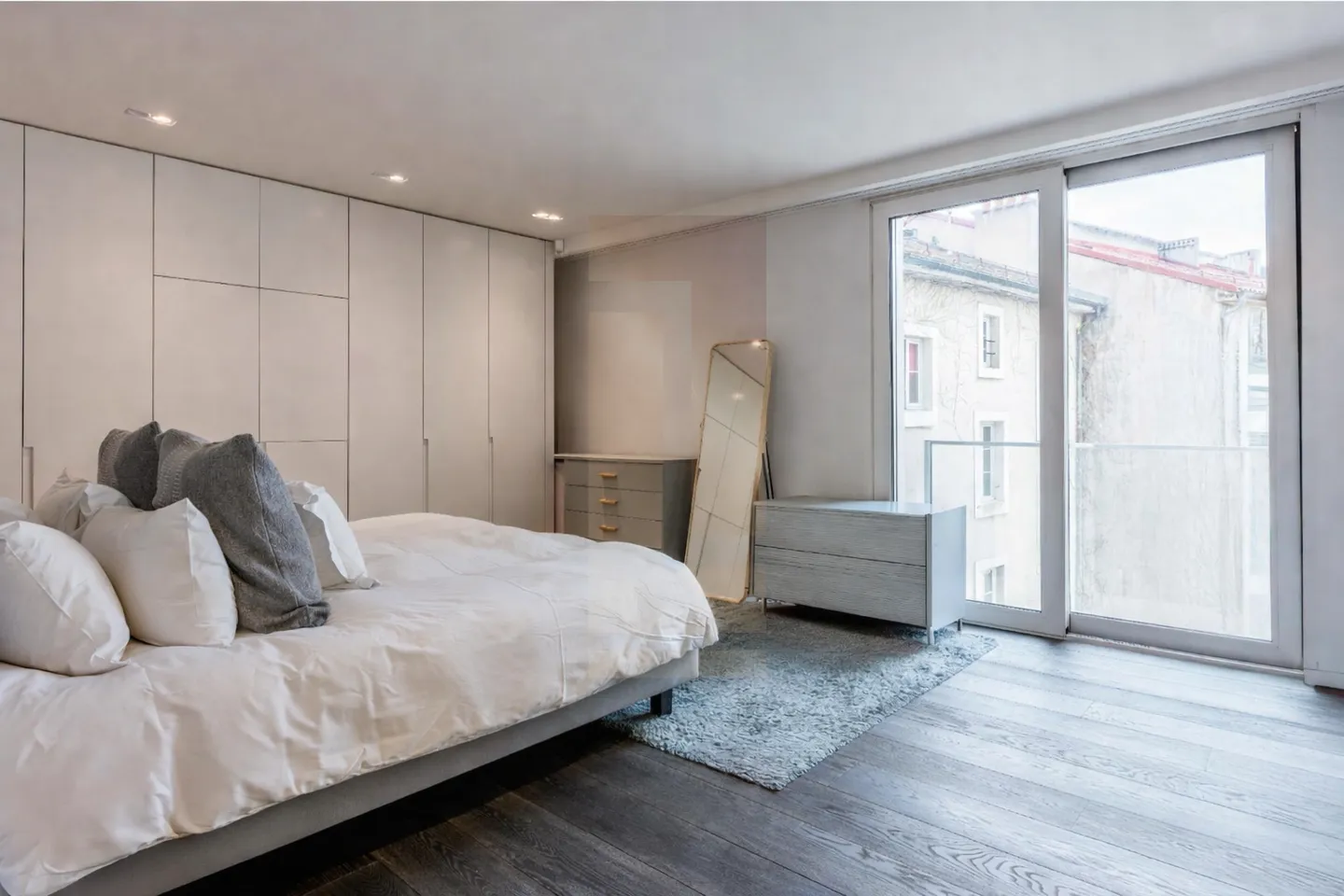 Elegant contemporary duplex with double height and hotel services - Photo 6 of 10