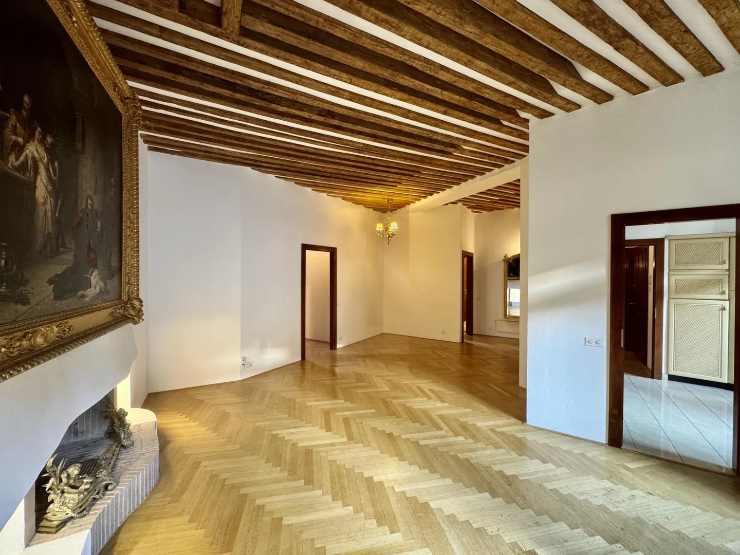 Superb apartment with private terrace - Photo 3 of 12