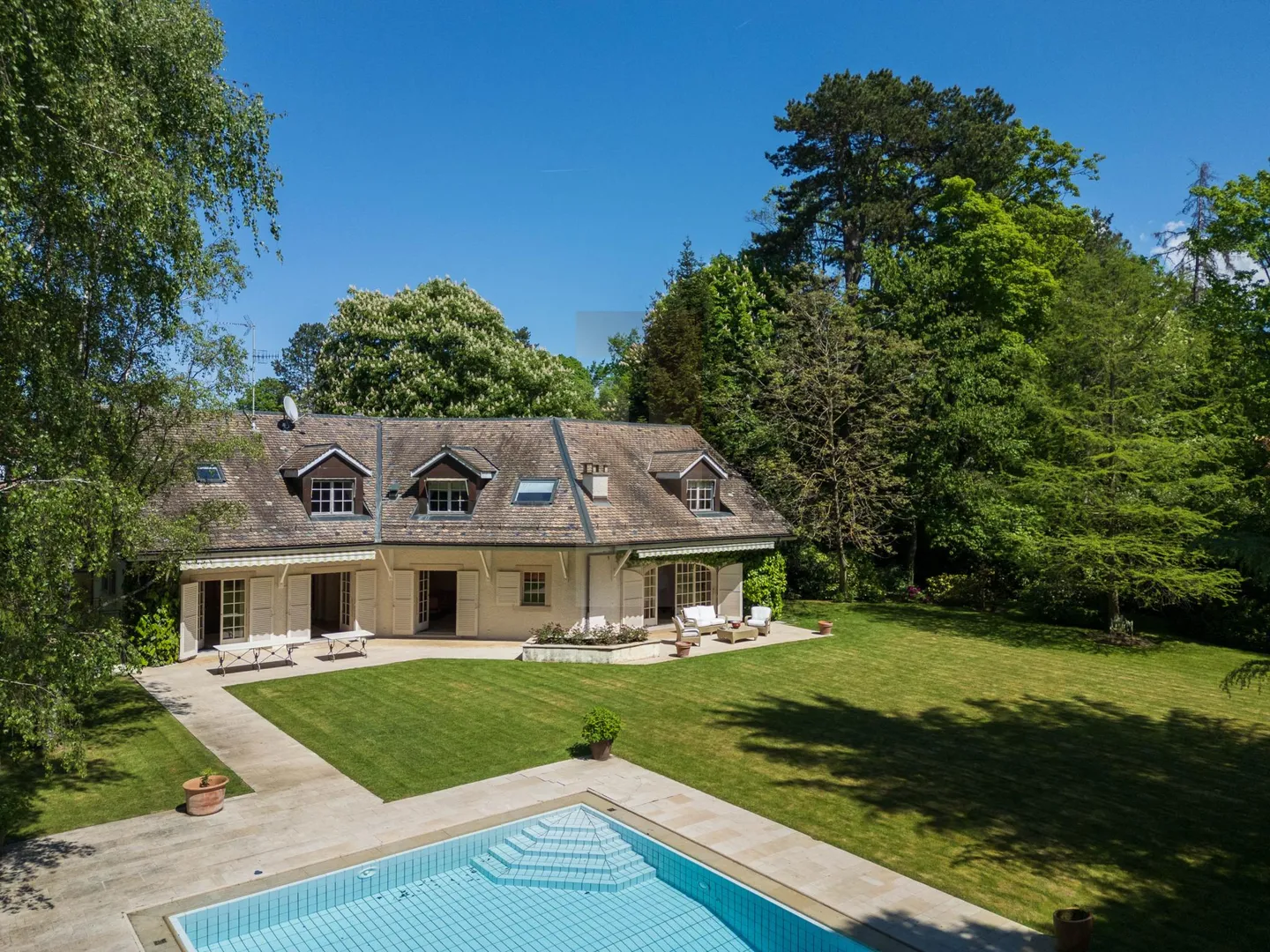 Sublime classic house on the edge of the Golf of Cologny - Photo 7 of 8