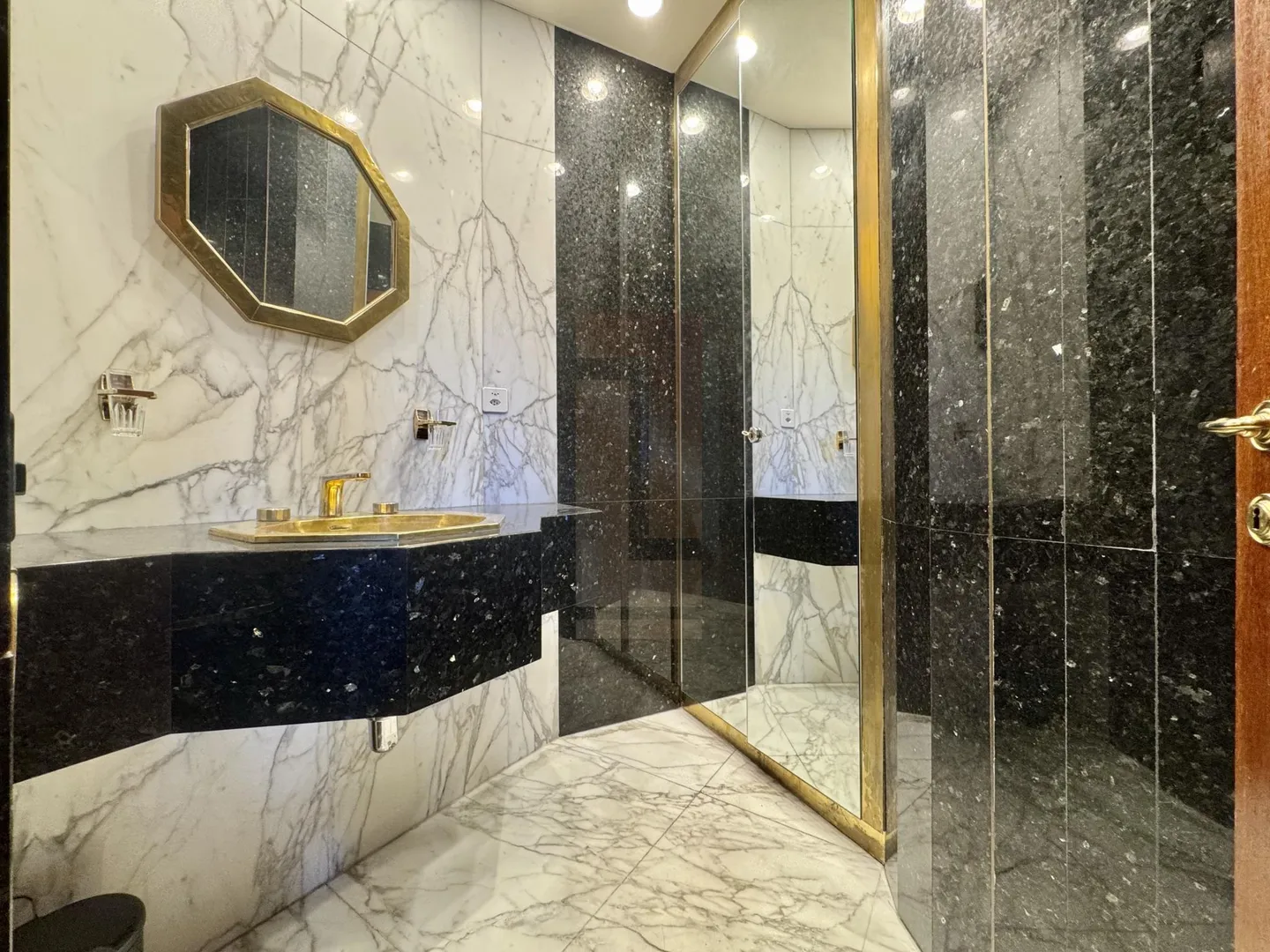 Superb apartment with private terrace - Photo 7 of 12