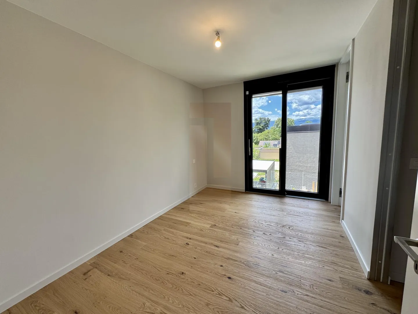 Villa contemporanea con piscina - Foto 11 di 13