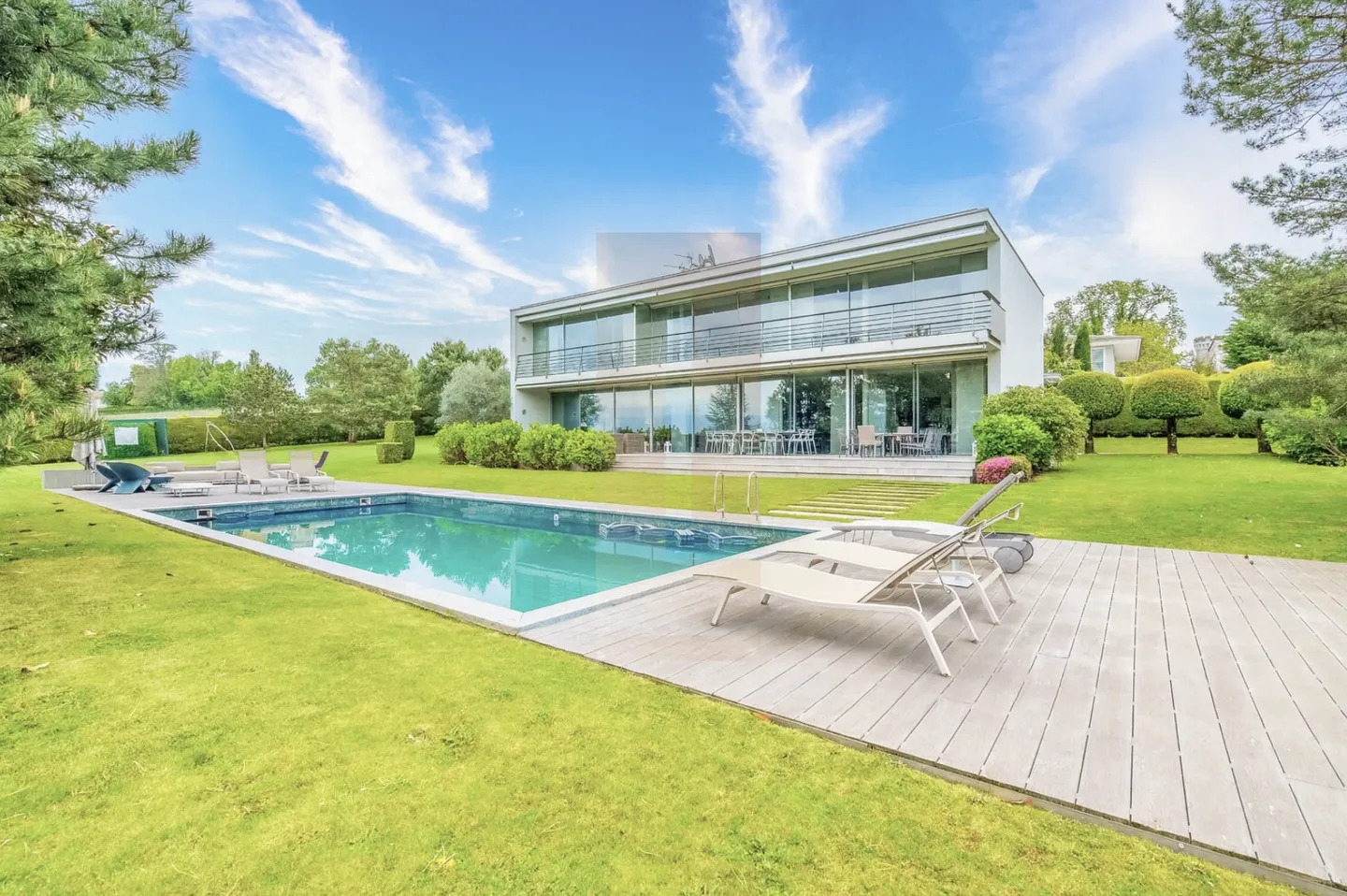 Architect-designed house in Cologny with pool and lake view - Photo 8 of 9