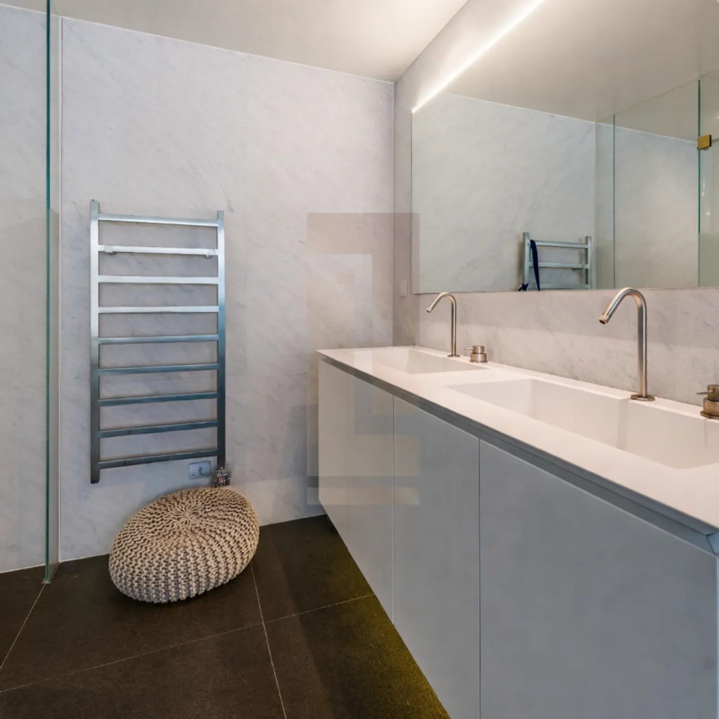 Elegant contemporary duplex with double height and hotel services - Photo 9 of 10