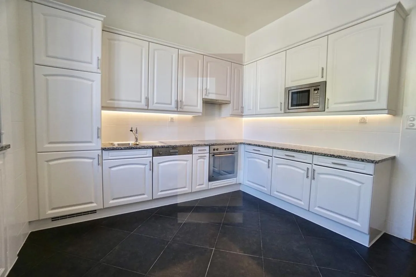 Superbo appartamento ristrutturato nel cuore del quartiere della Chiesa Russa - Foto 2 di 13