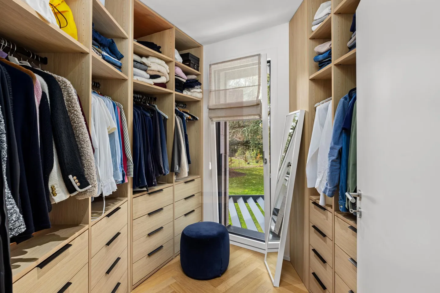 Villa contemporanea con piscina - Foto 8 di 13