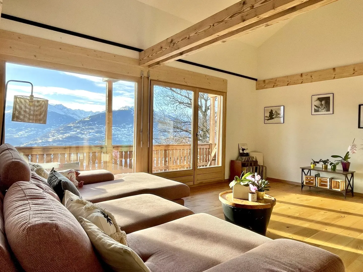 Beautiful chalet with two apartments - Photo 1 of 12