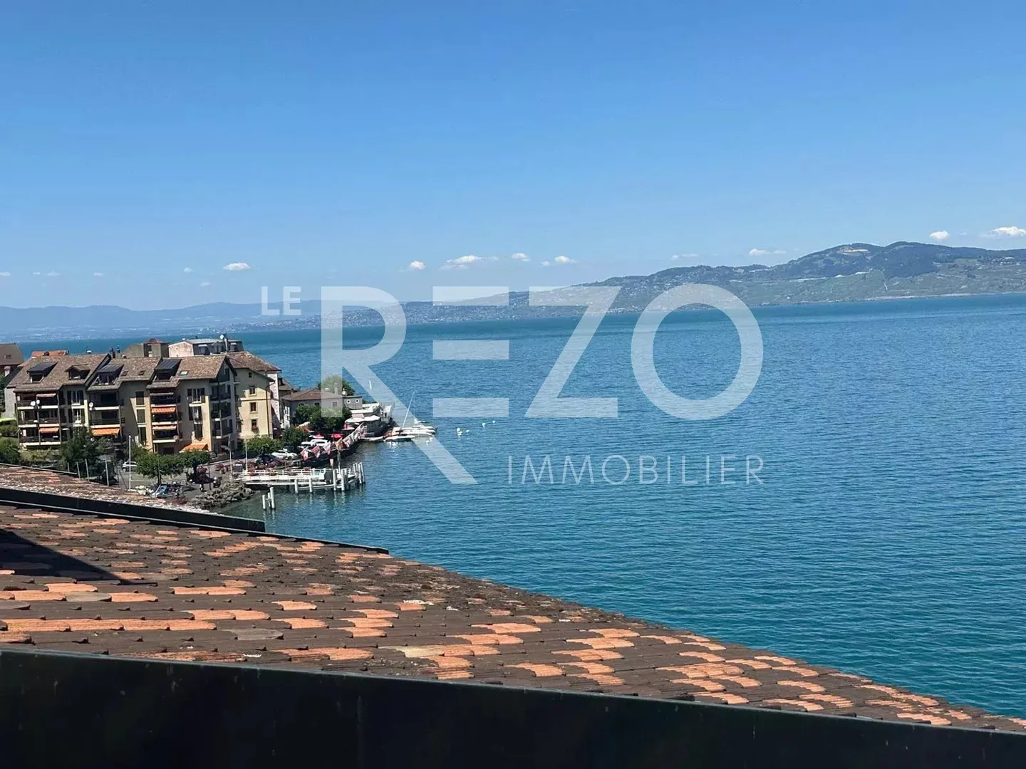Beautiful Penthouse Apartment with Direct Access to Lake Geneva – Tastefully Renovated - Photo 1 of 11