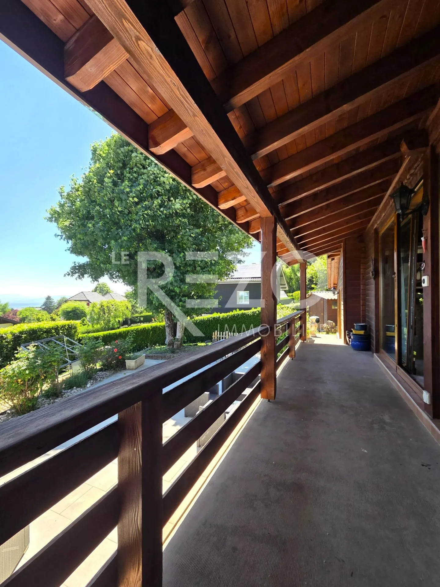 Chalet Charmant avec Vue sur le Lac - Photo 3 sur 13