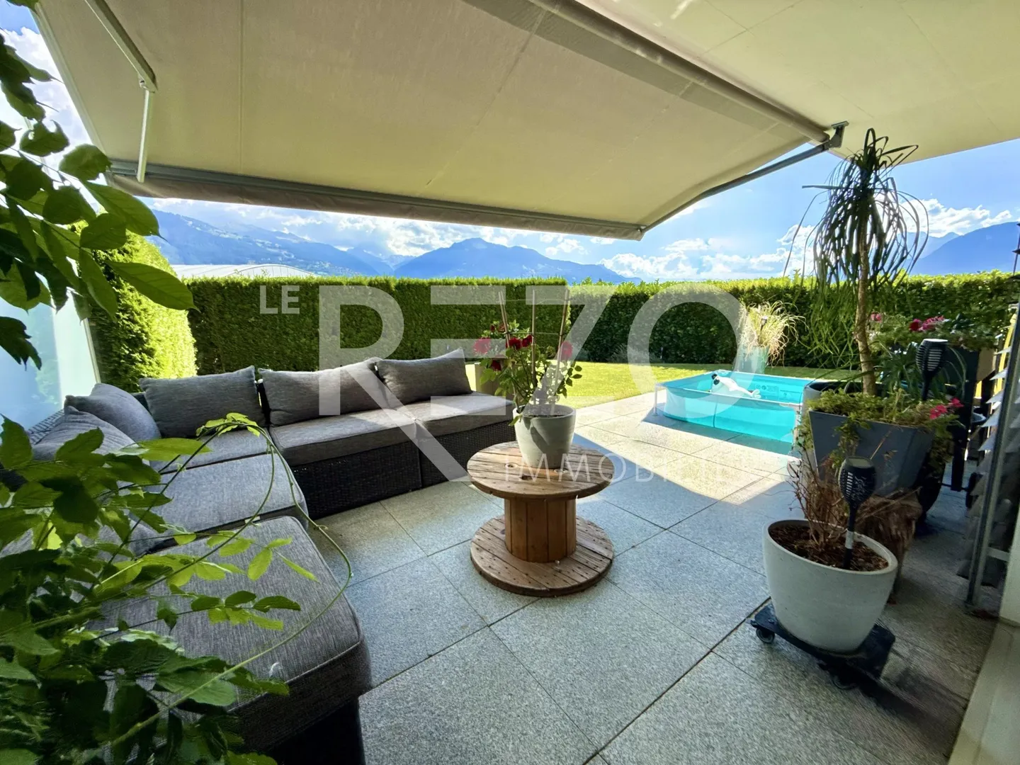 Superb 3.5-room apartment with large terrace, garden and panoramic view. SAVIÈSE, VS - Photo 1 of 13