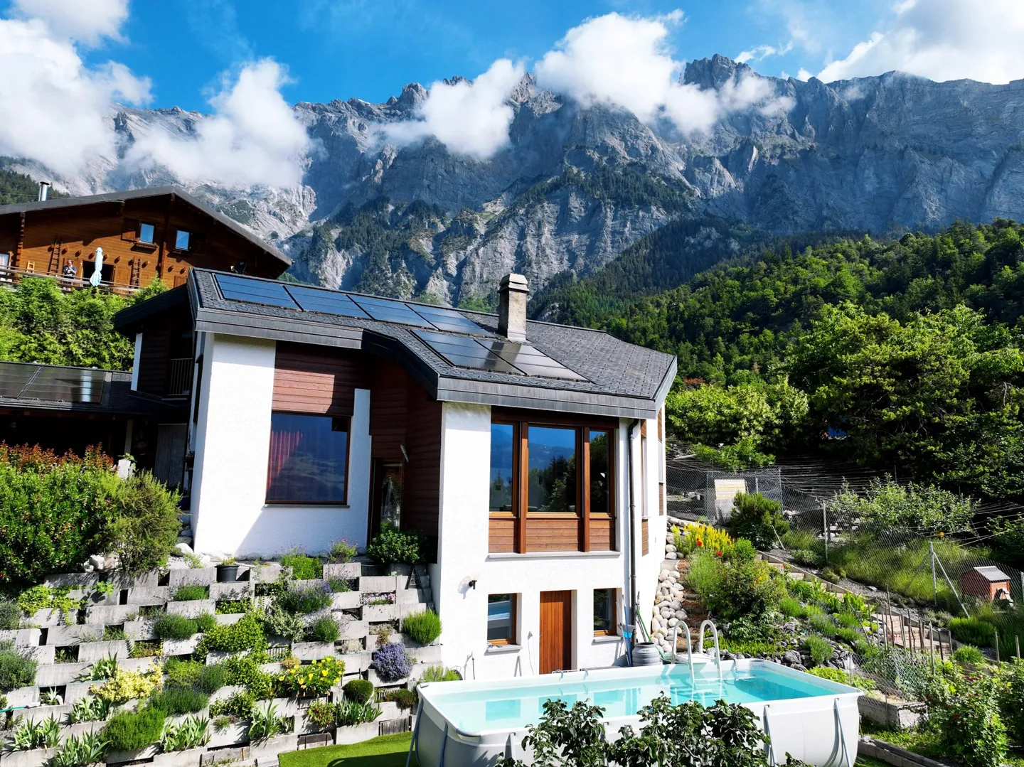 Charming family villa with covered terrace and exceptional view in Chamoson - Photo 1 of 13