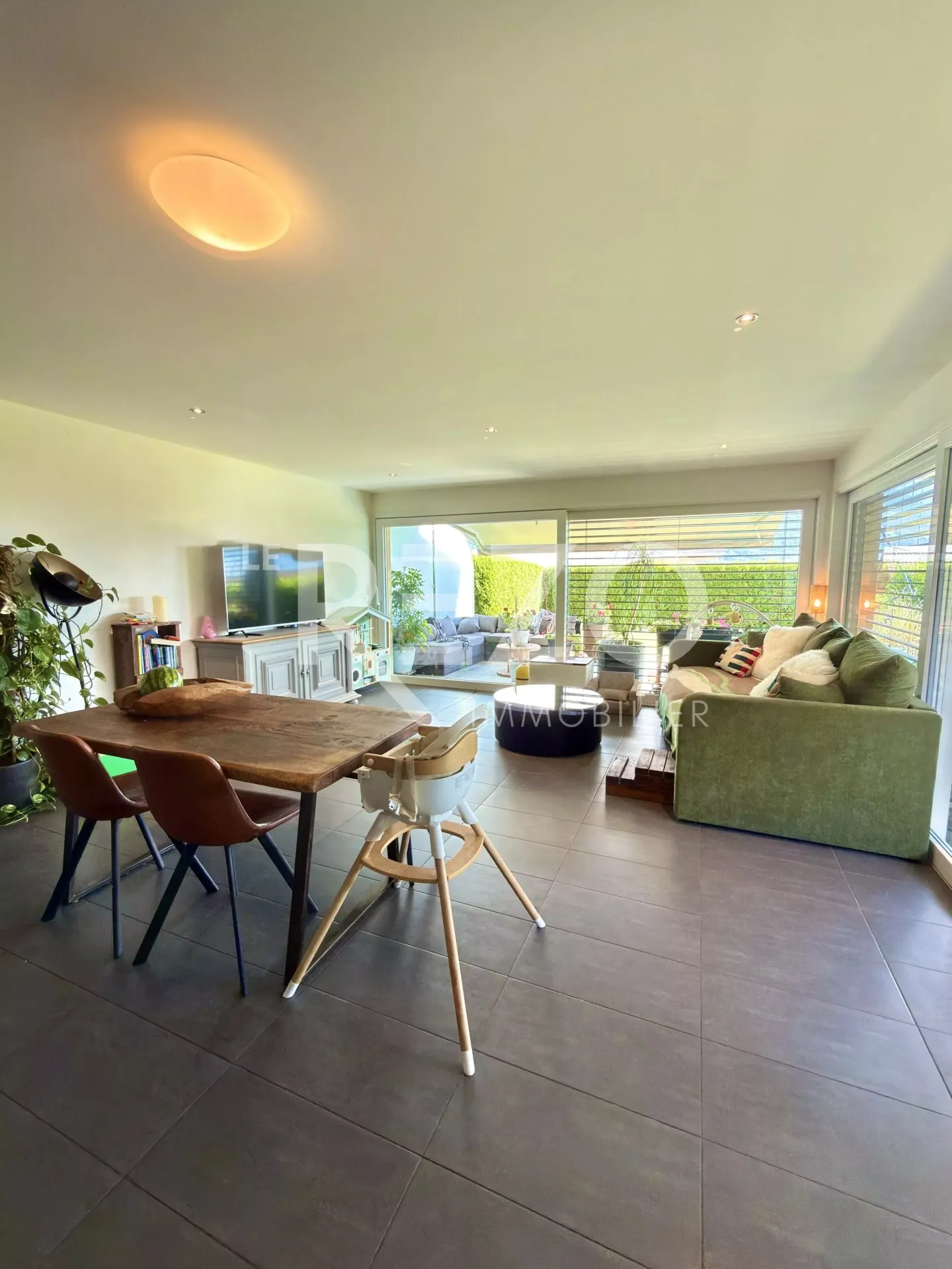 Superb 3.5-room apartment with large terrace, garden and panoramic view. SAVIÈSE, VS - Photo 3 of 13