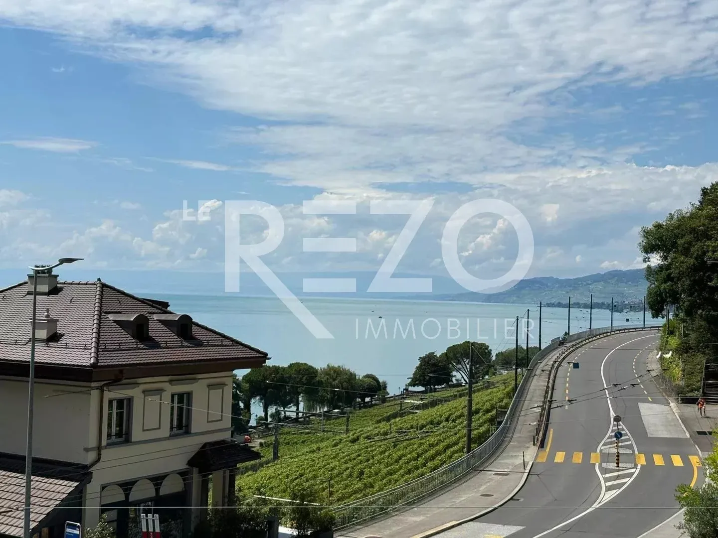 Just steps from Chillon Castle – Superb 4.5 rooms with lake view - Photo 2 of 7
