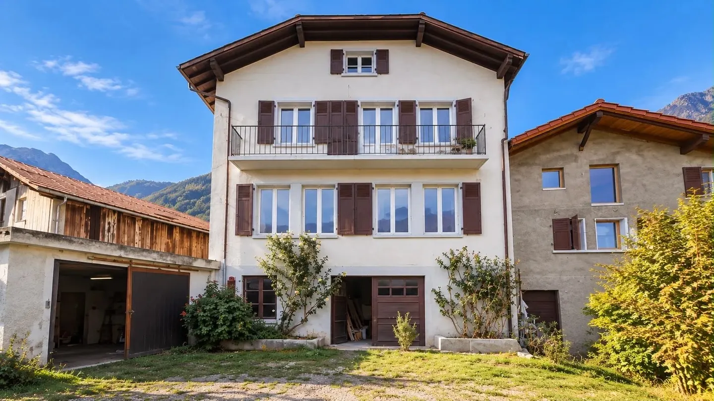 INVESTORS: A FULLY RENTED BUILDING, IMMEDIATE RETURN AND STRONG APPRECIATION POTENTIAL! - Photo 1 of 13