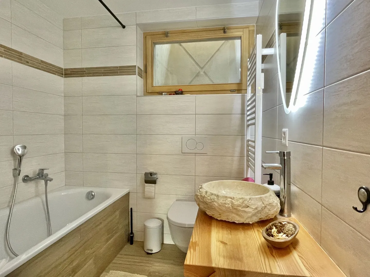 Beautiful chalet with two apartments - Photo 10 of 12