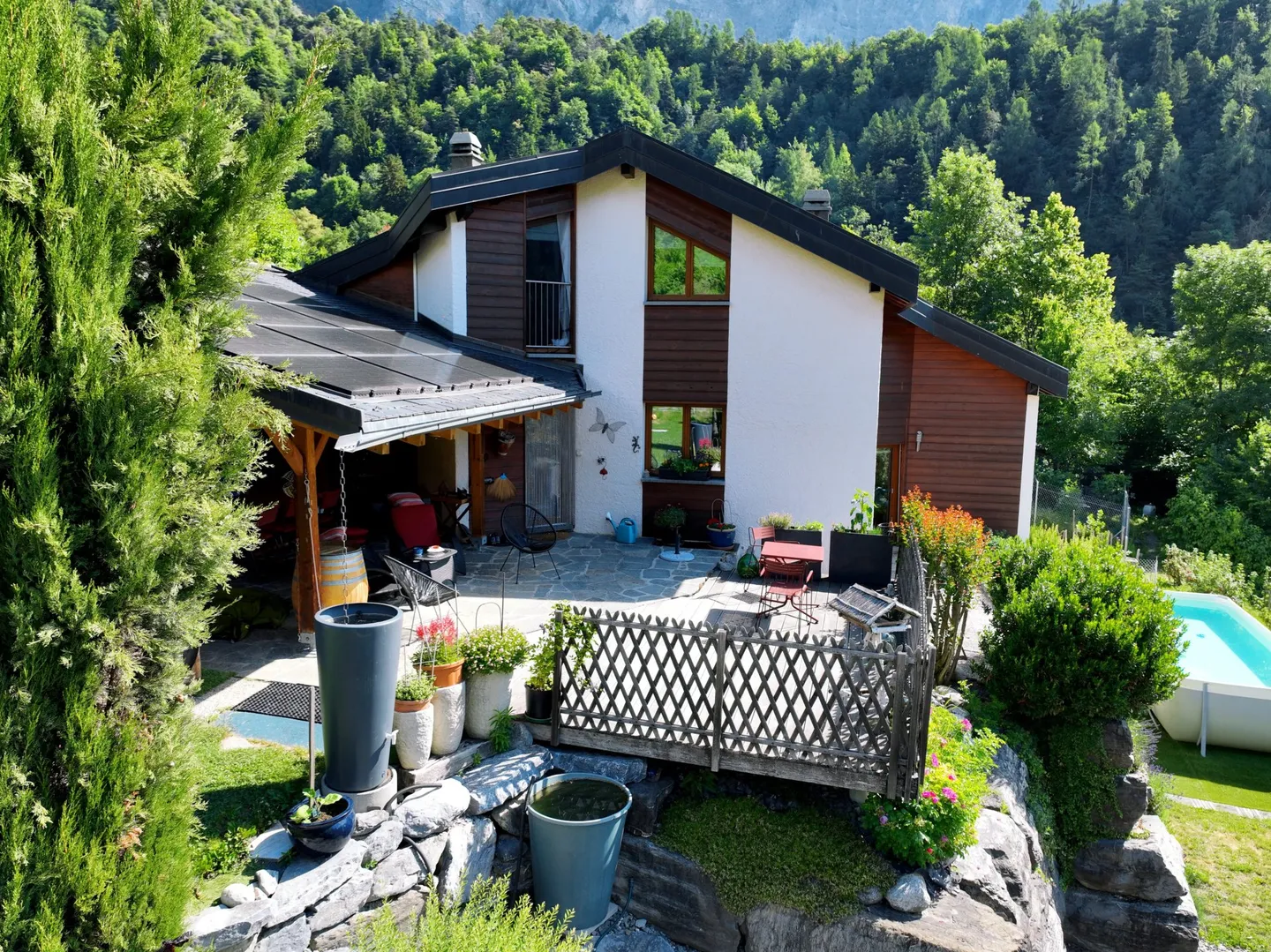 Charming family villa with covered terrace and exceptional view in Chamoson - Photo 2 of 13