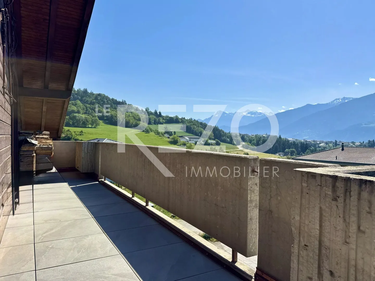 Attique spacieux avec terrasse - Photo 4 sur 13
