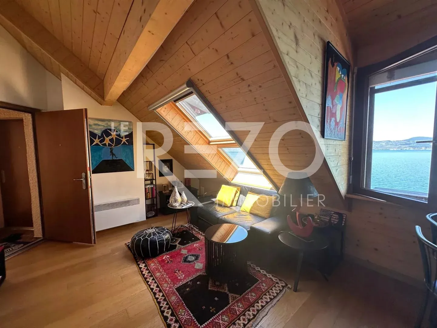 Beautiful Penthouse Apartment with Direct Access to Lake Geneva – Tastefully Renovated - Photo 4 of 11