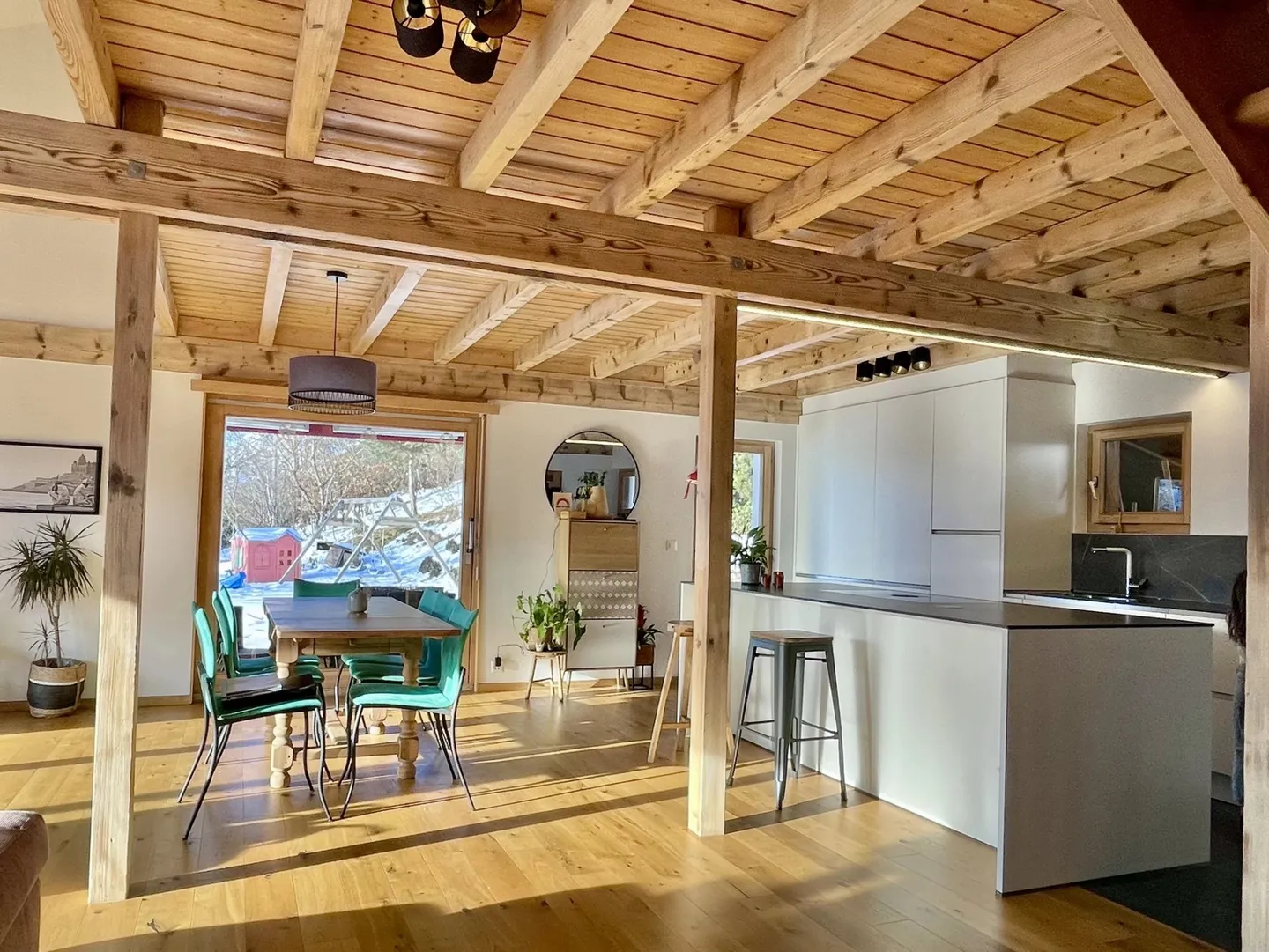 Beautiful chalet with two apartments - Photo 2 of 12