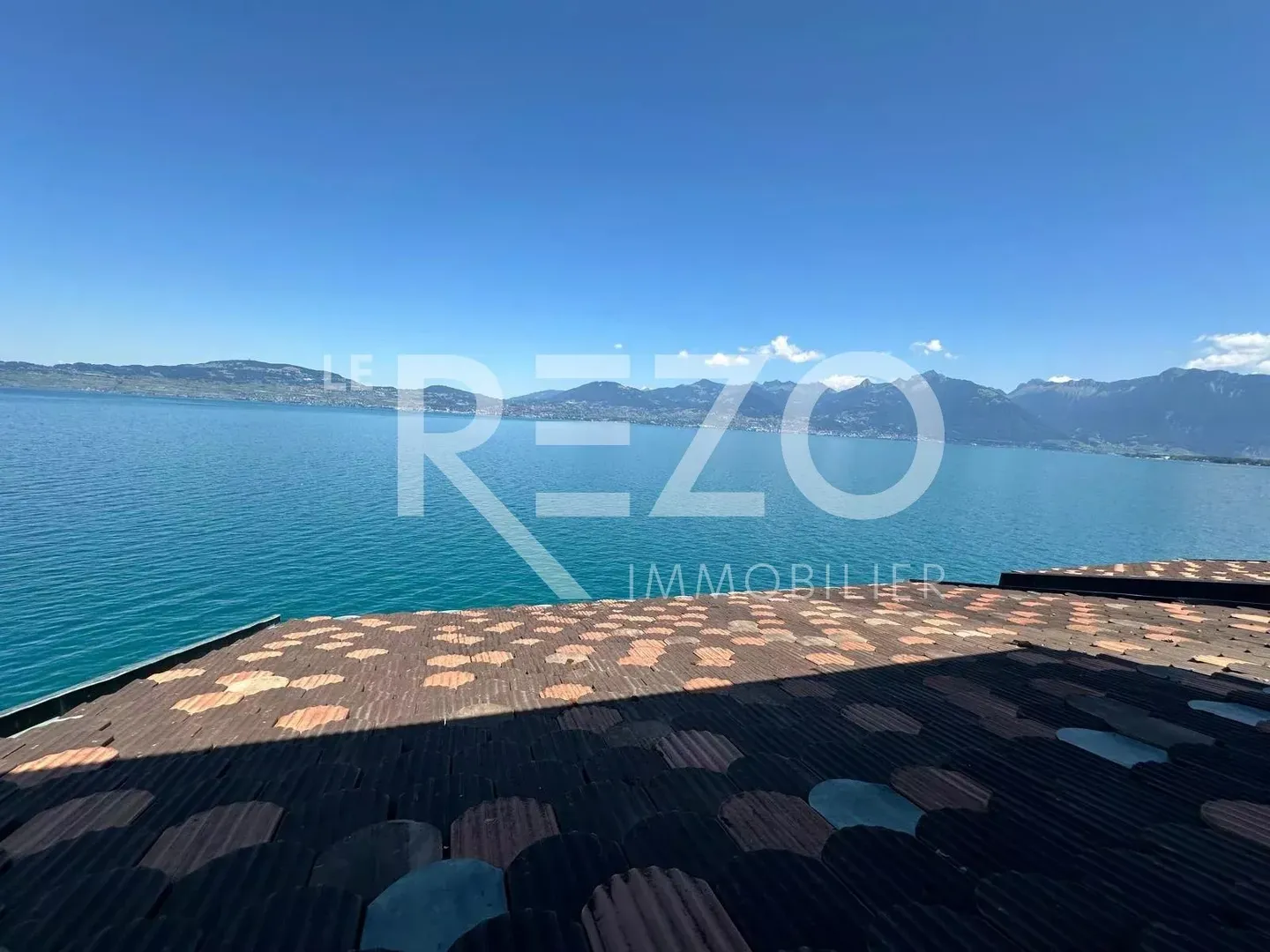 Beautiful Penthouse Apartment with Direct Access to Lake Geneva – Tastefully Renovated - Photo 2 of 11