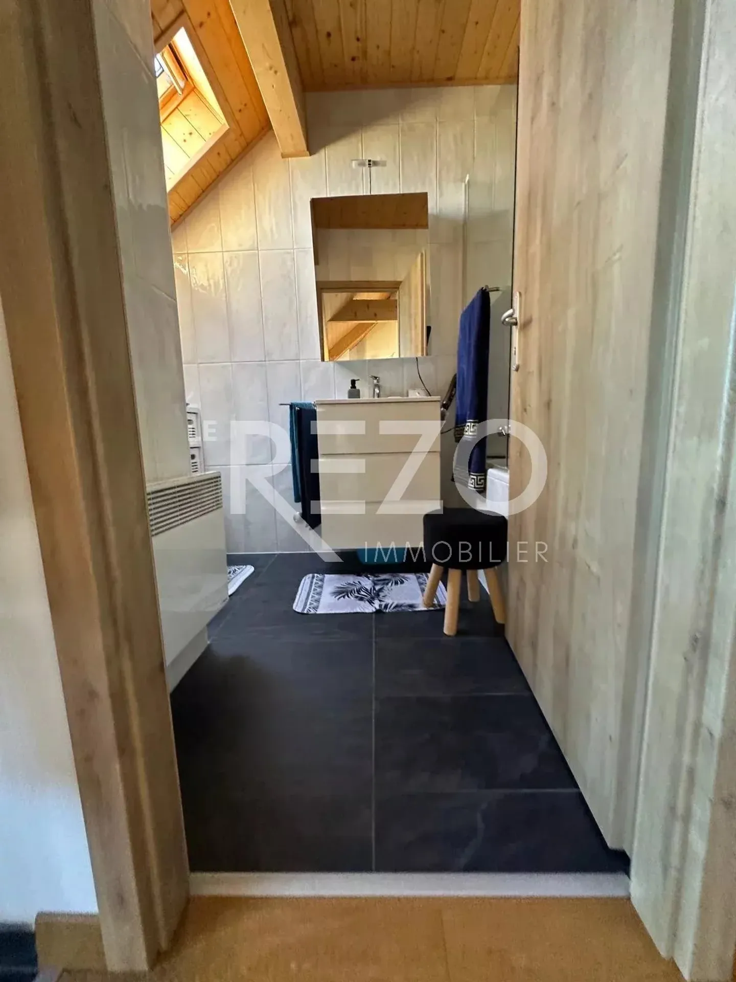 Beautiful Penthouse Apartment with Direct Access to Lake Geneva – Tastefully Renovated - Photo 9 of 11