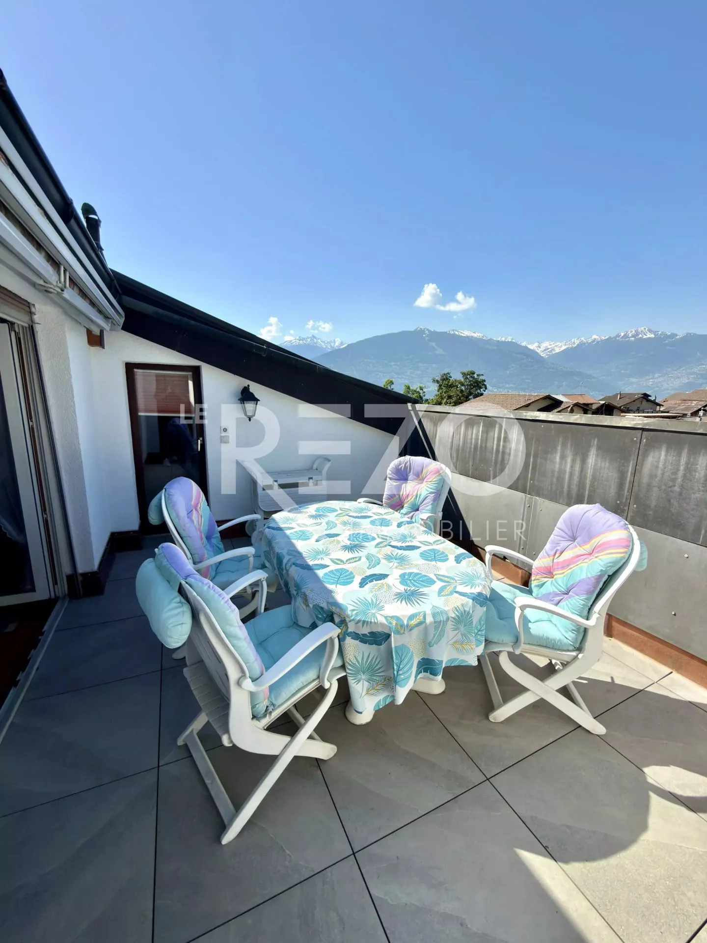 Attique spacieux avec terrasse - Photo 9 sur 13