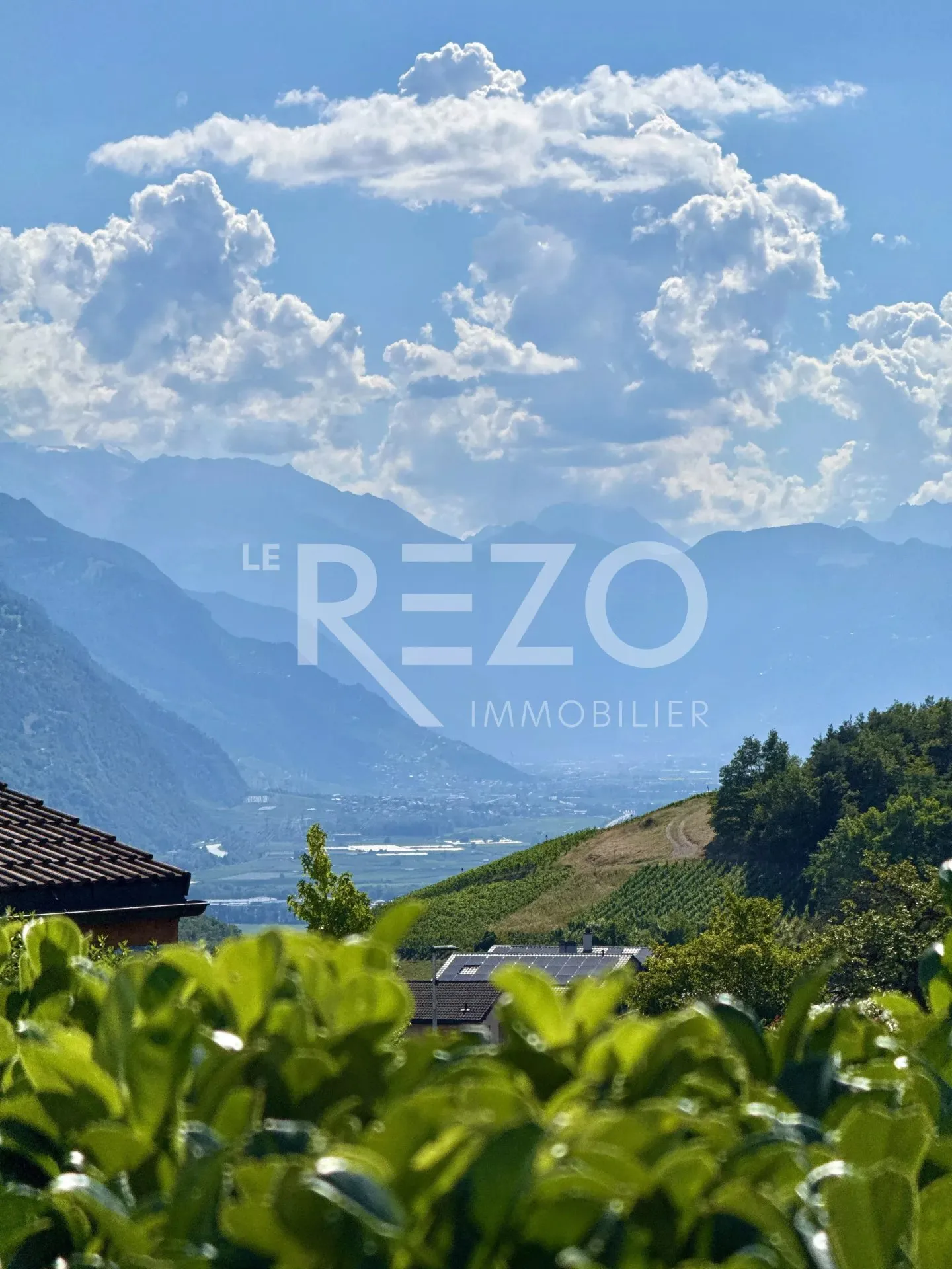 Superb 3.5-room apartment with large terrace, garden and panoramic view. SAVIÈSE, VS - Photo 2 of 13