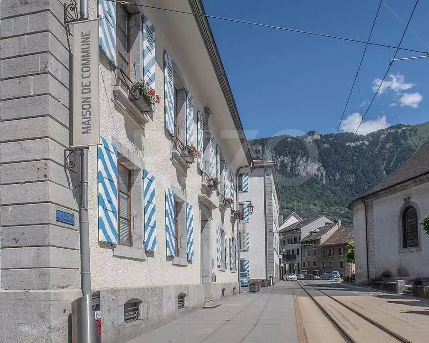 Mixed-use building: 2 commercial spaces + 5 apartments - Photo 3 of 5