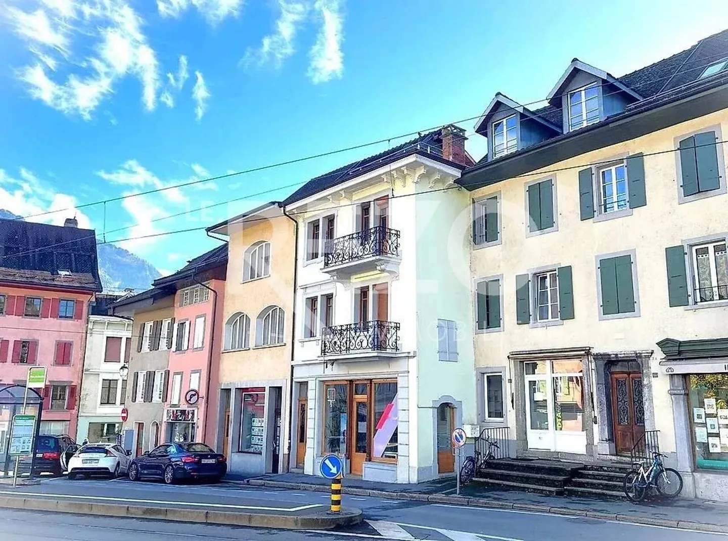 Mixed-use building: 2 commercial spaces + 5 apartments - Photo 1 of 5