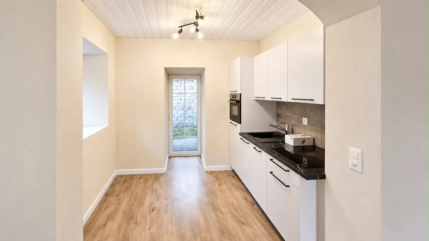 INVESTORS: A FULLY RENTED BUILDING, IMMEDIATE RETURN AND STRONG APPRECIATION POTENTIAL! - Photo 5 of 13