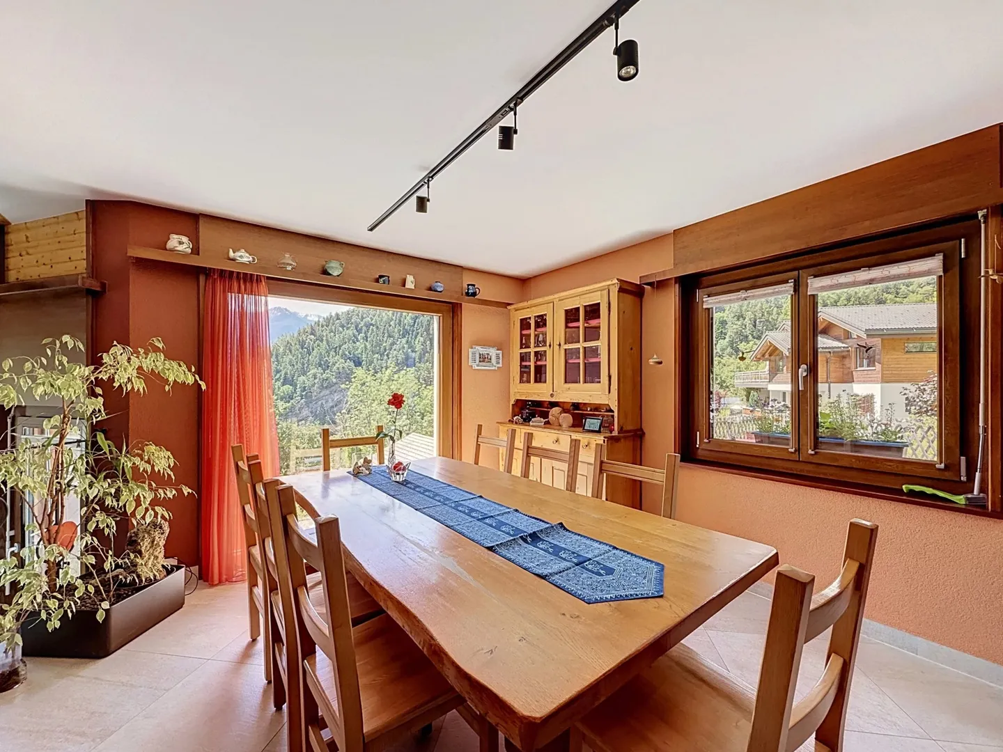 Charming family villa with covered terrace and exceptional view in Chamoson - Photo 4 of 13
