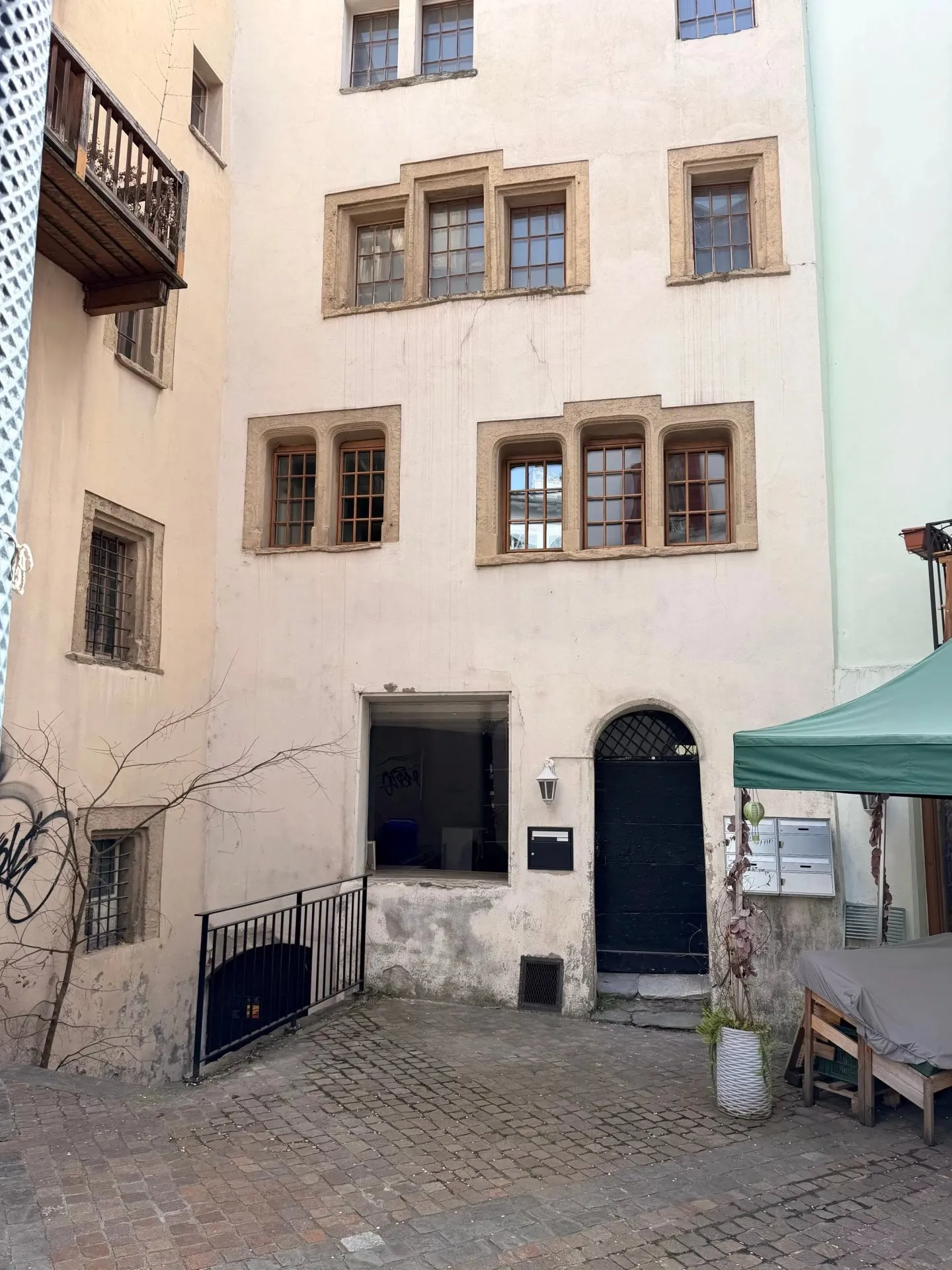 Local commercial à louer au coeur de la vielle ville de Sion - Foto 1 di 5