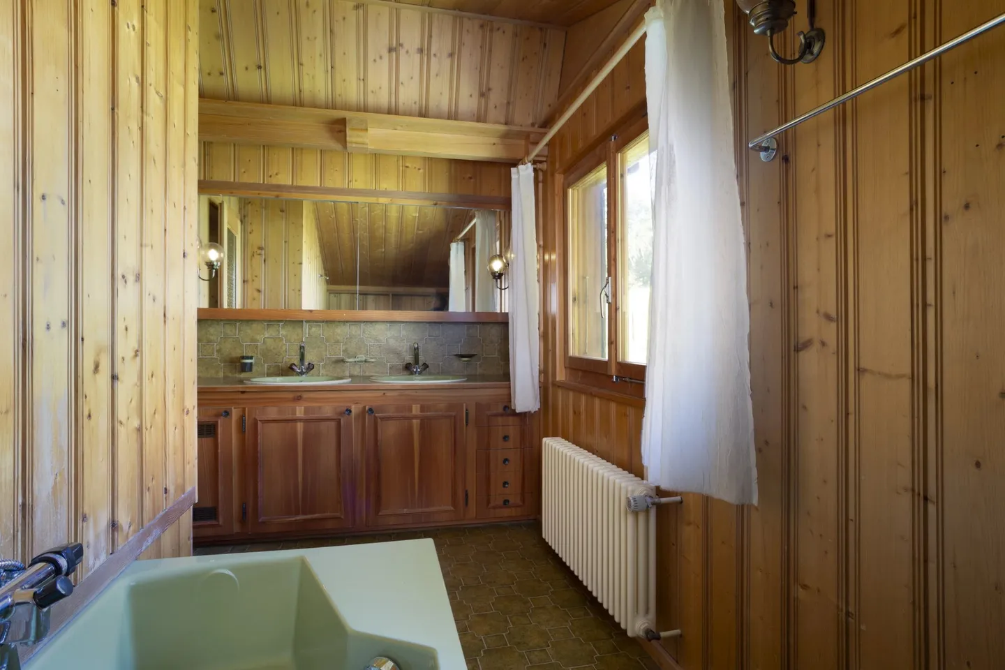 Un chalet familial comprenant deux appartements, nécessitant des rénovations, au cœur de Château-d'Oex - Photo 7 sur 12