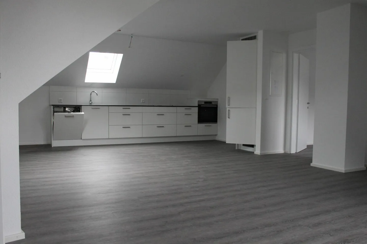 2.5-room attic apartment, renovated 2022, for rent in Herisau - Photo 2 of 8