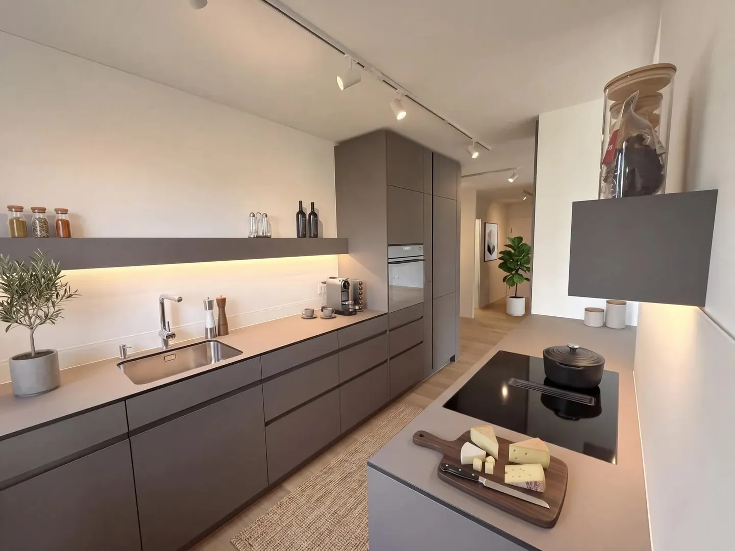 Première occupation : appartement rénové de 6 pièces avec balcon d'angle à Widen à vendre - Photo 4 sur 9