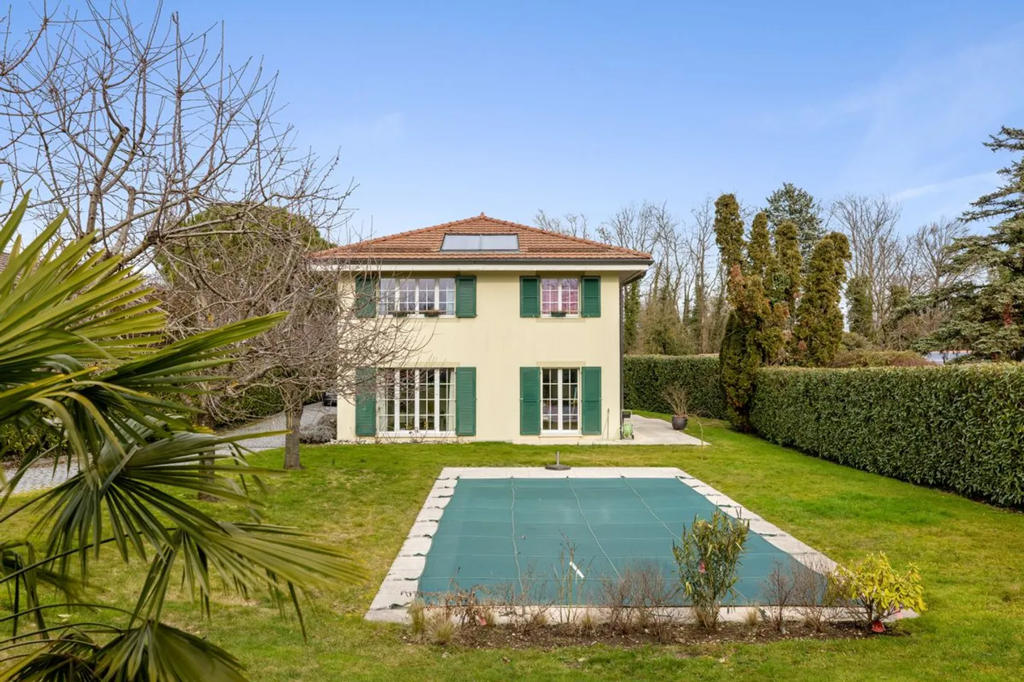 Villa Familiale Élégante avec Piscine - Photo 2 sur 13
