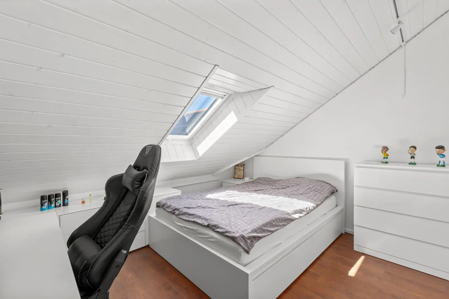 Elegance and comfort for this duplex penthouse with a view of the lake and the Alps - Photo 8 of 13