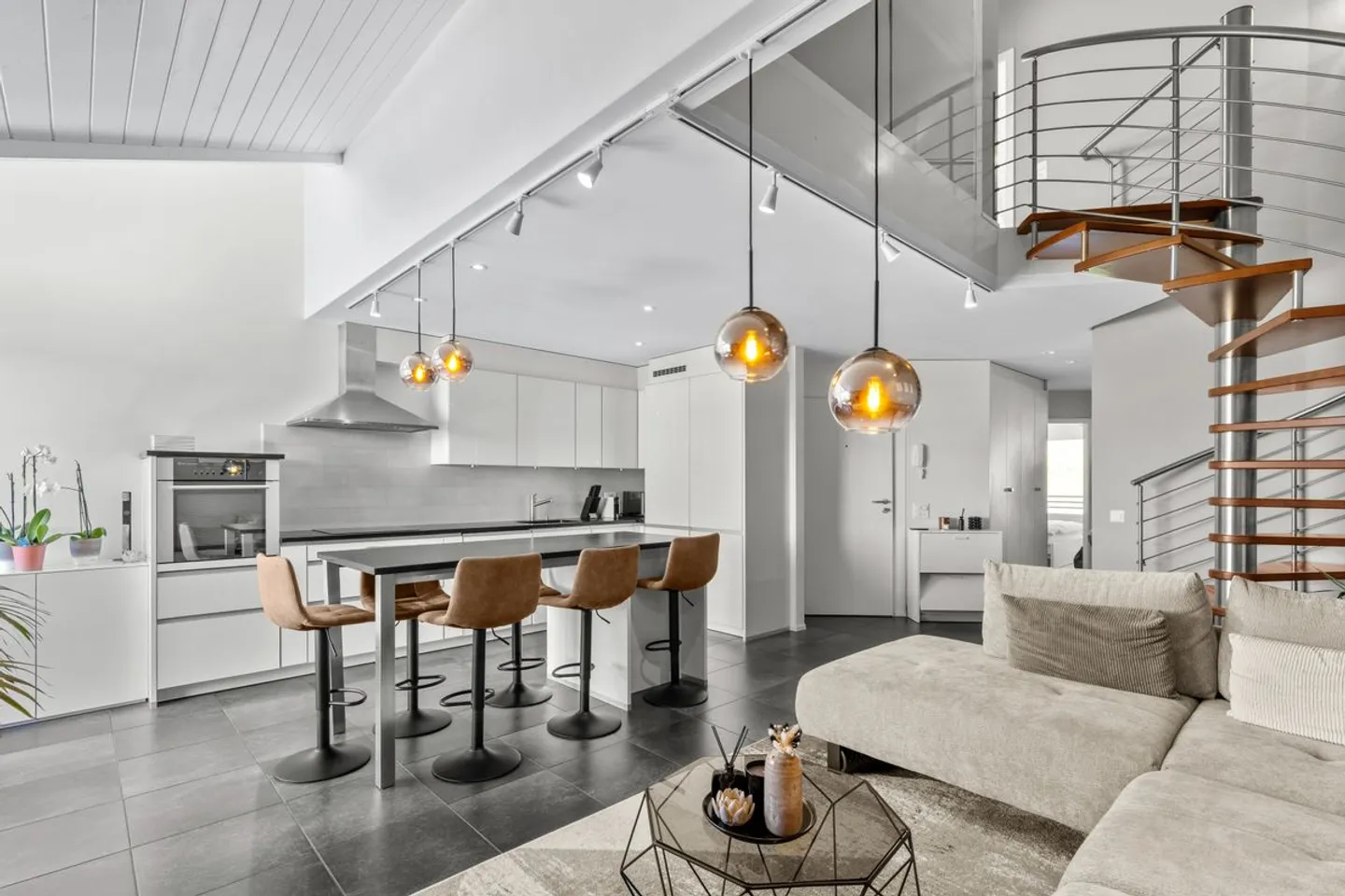 Elegance and comfort for this duplex penthouse with a view of the lake and the Alps - Photo 4 of 13