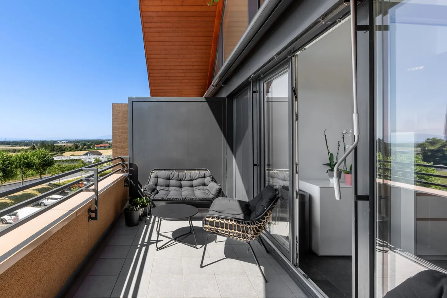 Elegance and comfort for this duplex penthouse with a view of the lake and the Alps - Photo 2 of 13