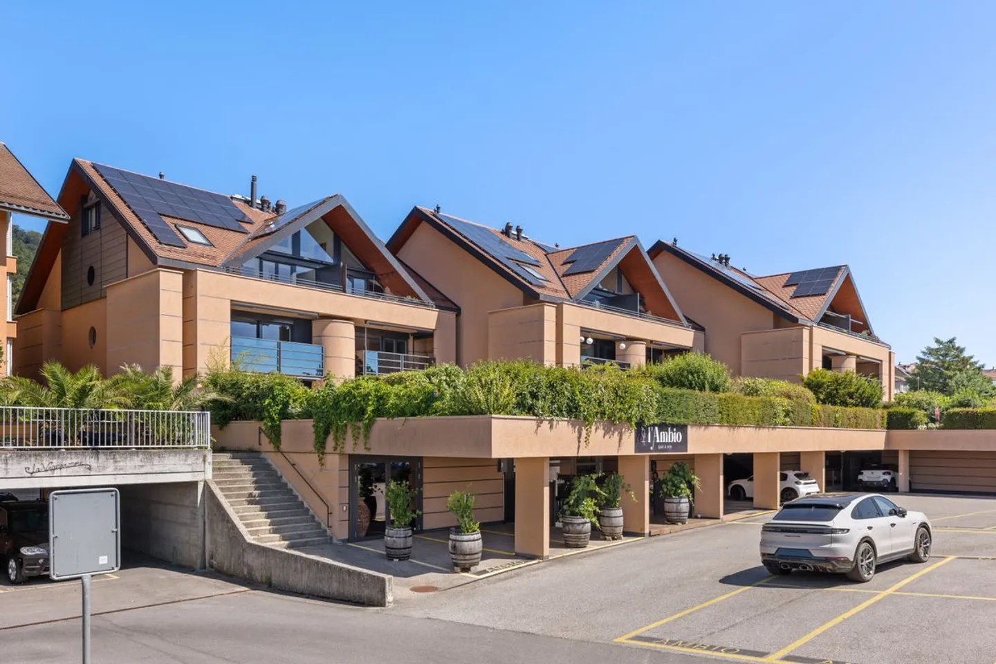 Elegance and comfort for this duplex penthouse with a view of the lake and the Alps - Photo 3 of 13