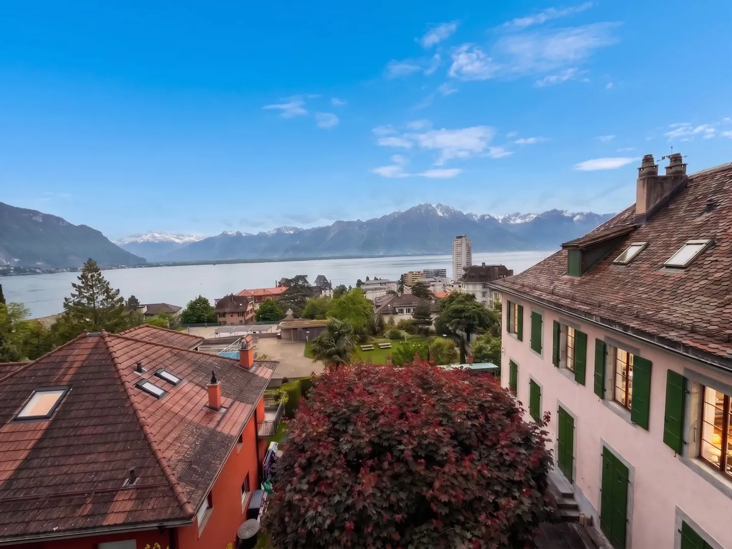 Helle 2,5-Zimmer-Wohnung mit Blick auf den See und die Berge - Foto 6 von 10
