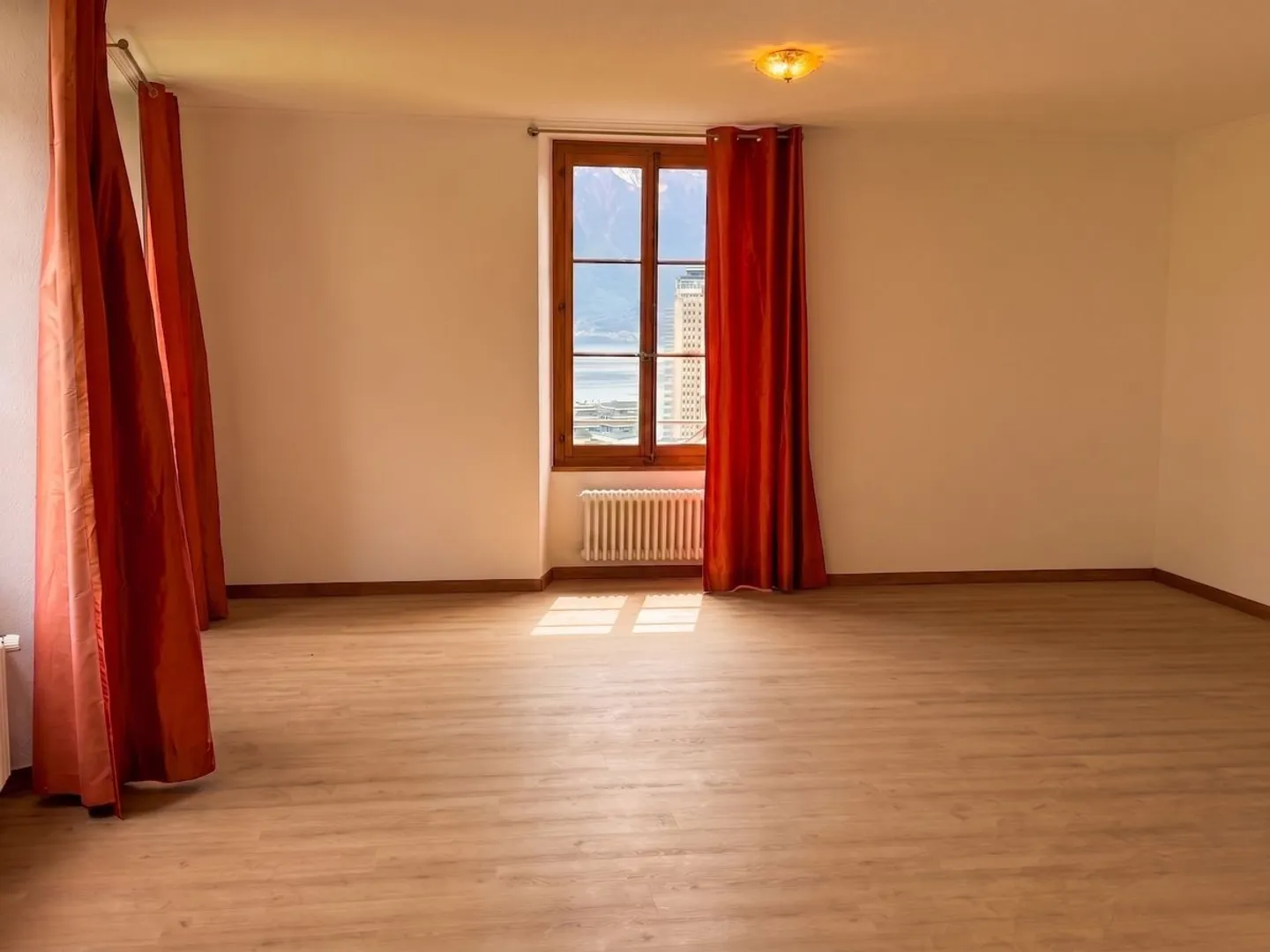 Helle 2,5-Zimmer-Wohnung mit Blick auf den See und die Berge - Foto 3 von 10