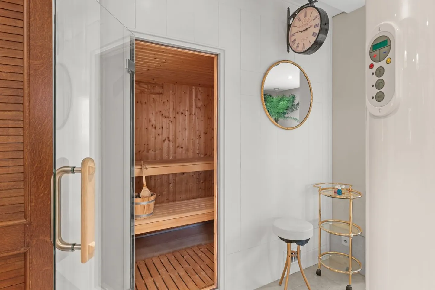 Intimacy and refinement for this exceptional apartment in the heart of Champel - Photo 8 of 13